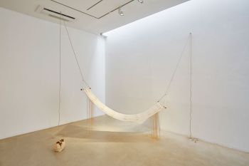 Untitled (Hammock); 2018; 24K Nishijin gold thread on Sambe fabric, hemp rope, wood, ceramic (California clay, soils from Derek Jarman’s Garden, Nam San, Tapgol Park); approx. 36 in. x 144 in. x 139 in. Kang Seung Lee